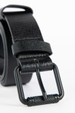 Cinturón negro con hebilla metálica y doble trabilla