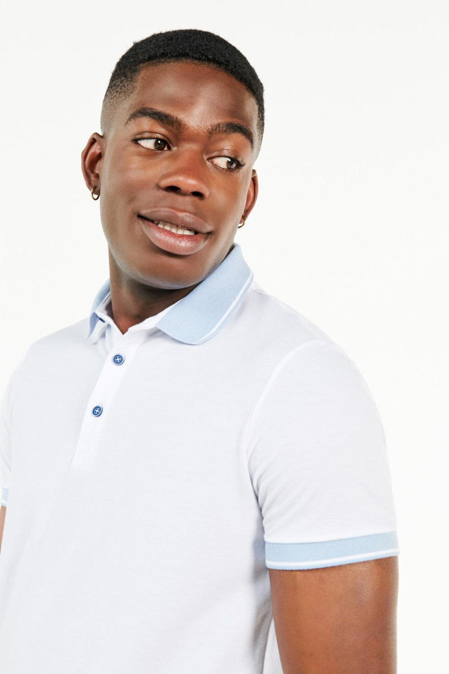 Camiseta polo blanca con cuello y puños azules en contraste