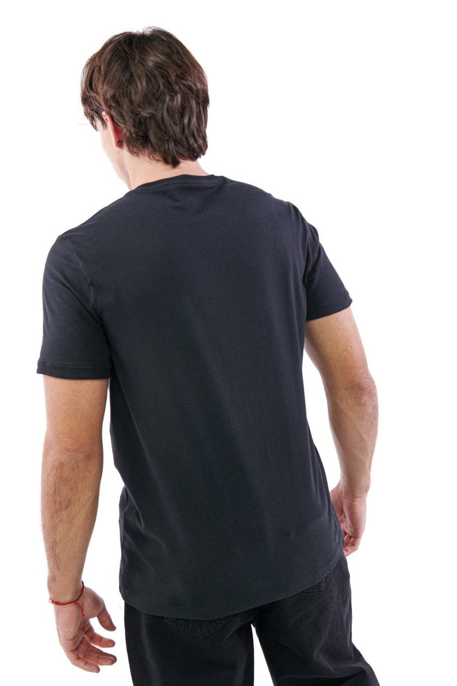Camiseta negra cuello redondo con diseños estampados en frente