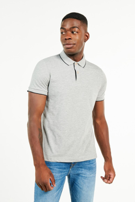 Camiseta polo gris medio con detalles tejidos y botones en frente