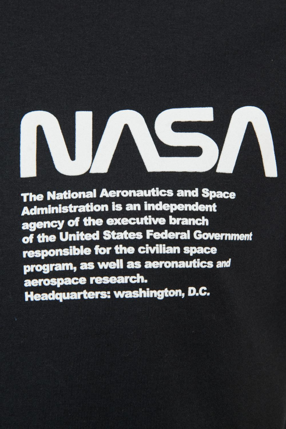 Camiseta negra con estampado de NASA y mangas cortas