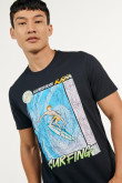 Camiseta azul intensa con estampado de surf y cuello redondo