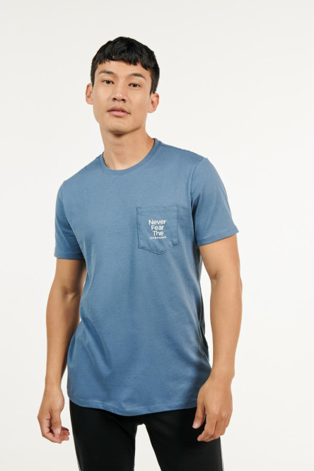 Camiseta azul oscura manga corta con estampado y bolsillo delantero