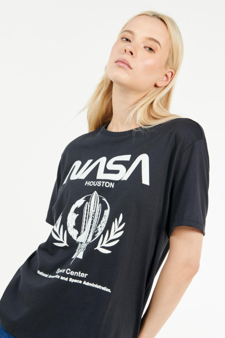 Camiseta unicolor con estampados de NASA y cuello redondo