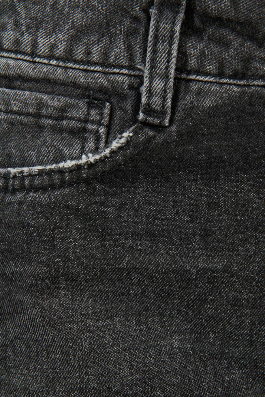 Short gris oscuro en jean con deshilado en bordes inferiores
