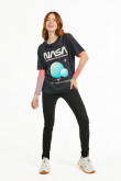Camiseta azul intensa con diseño de NASA en frente y cuello redondo