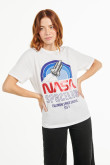 Camiseta unicolor con estampados de NASA y cuello redondo