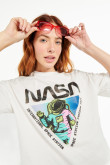 Camiseta cuello redondo crema clara con diseño de NASA en frente