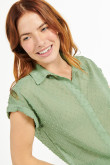 Blusa con cuello camisero verde oscura en tela semitransparente