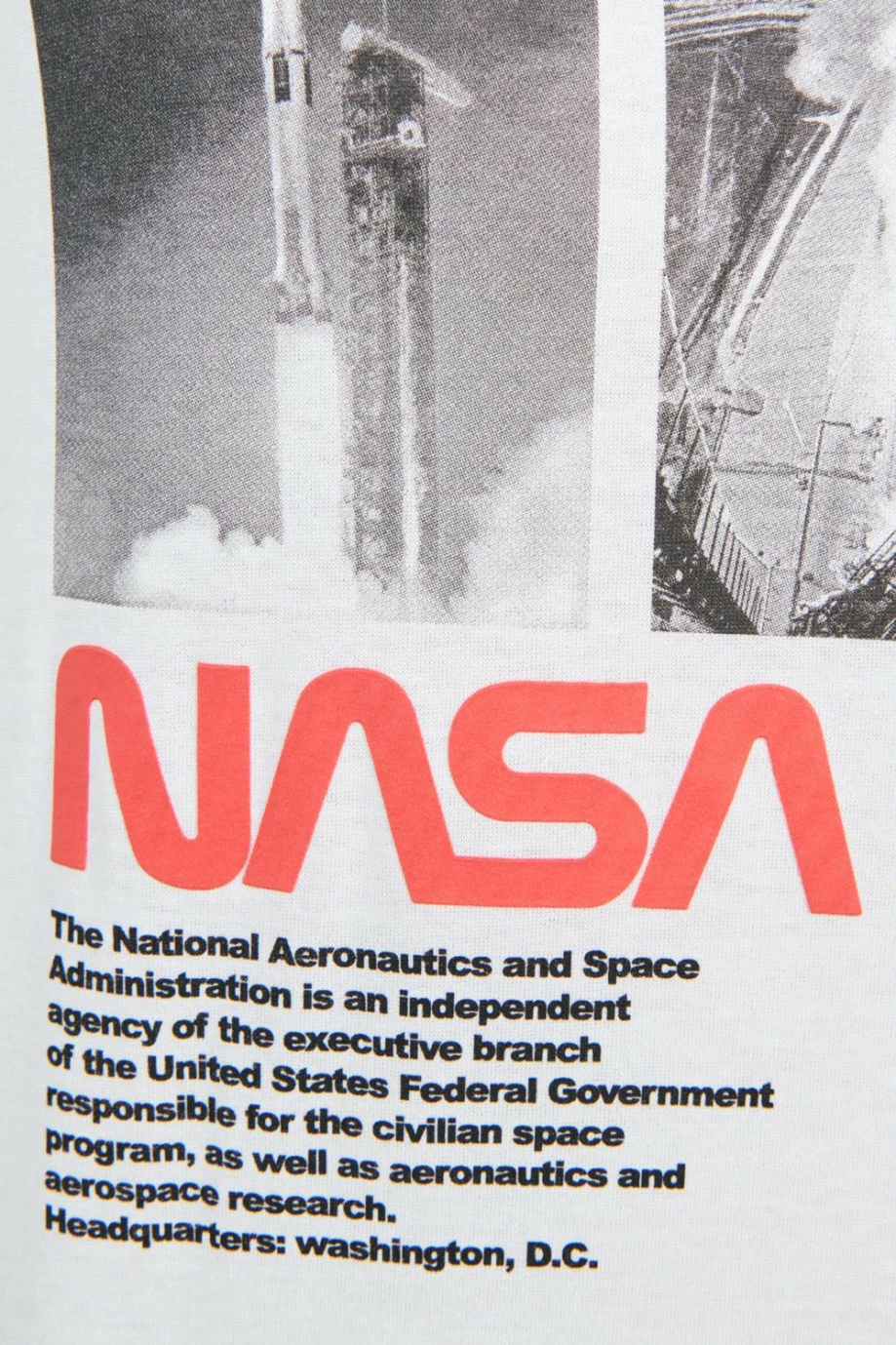 Camiseta manga corta unicolor con arte de NASA en frente