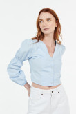 Blusa azul clara manga larga aglobada y escote en espalda