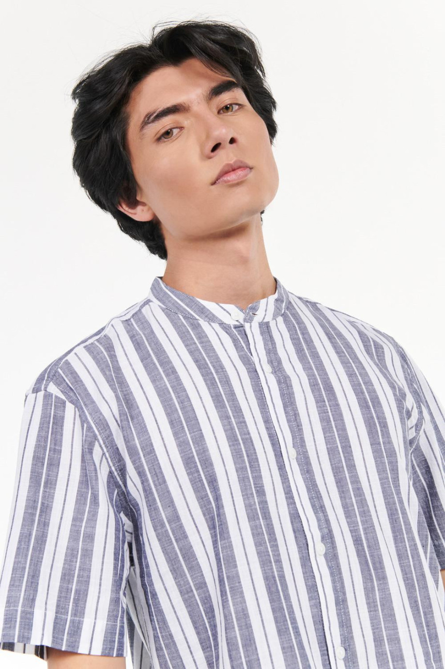 Camisa unicolor cuello nerú manga corta con diseño de rayas