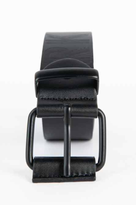 Cinturón para hombre color negro con texto a tono de cuerpo, hebilla y trabilla metalicas.