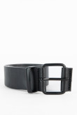 Cinturón negro con diseño de letras y hebilla cuadrada