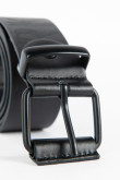 Cinturón negro con diseño de letras y hebilla cuadrada