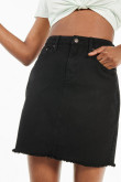 Falda negra tiro alto en jean con deshilado en borde inferior