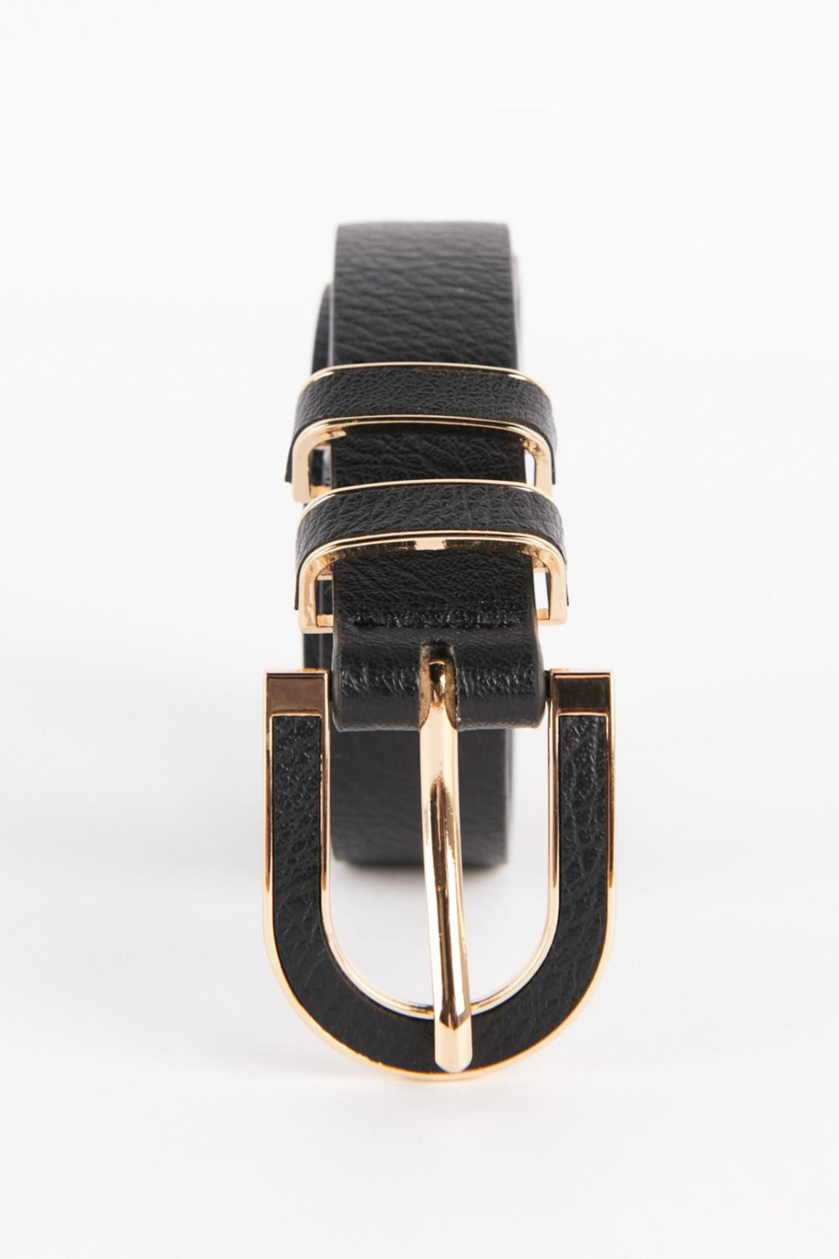 Cinturón sintético negro con hebilla y pasadores metálicos