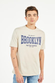 Camiseta kaky clara con estampado college de Brooklyn y cuello redondo