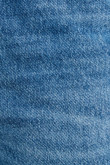 Jean azul medio tipo mom con desgastes de color y tiro súper alto