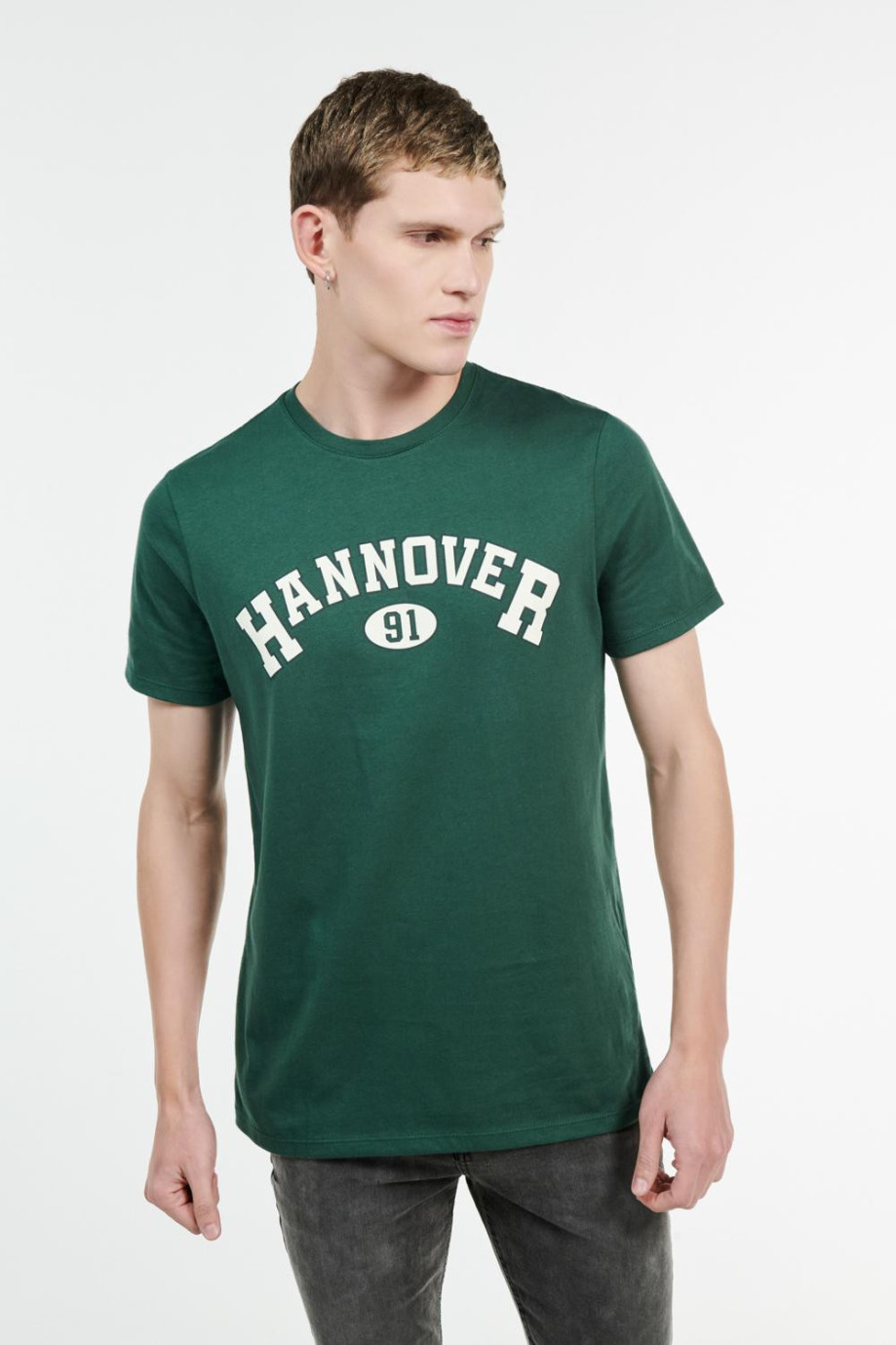 Camiseta cuello redondo verde oscura con diseño college blanco de Hannover