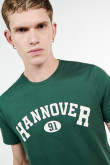 Camiseta cuello redondo verde oscura con diseño college blanco de Hannover