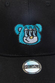 Cachucha beisbolera negra con bordado de oso azul