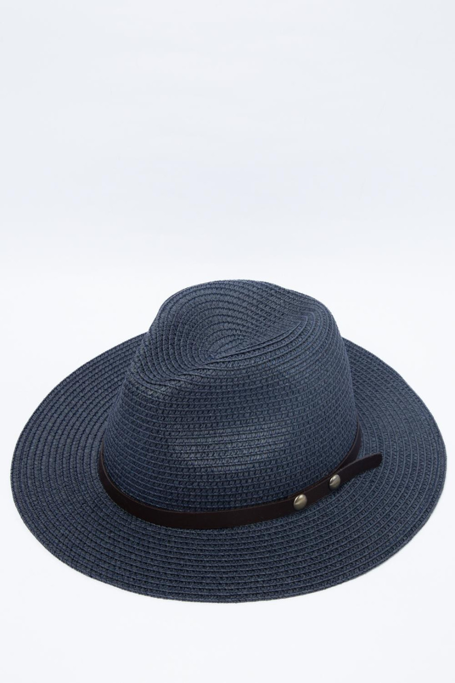 Sombrero de paja azul intenso con ala ancha y lazo decorativo negro