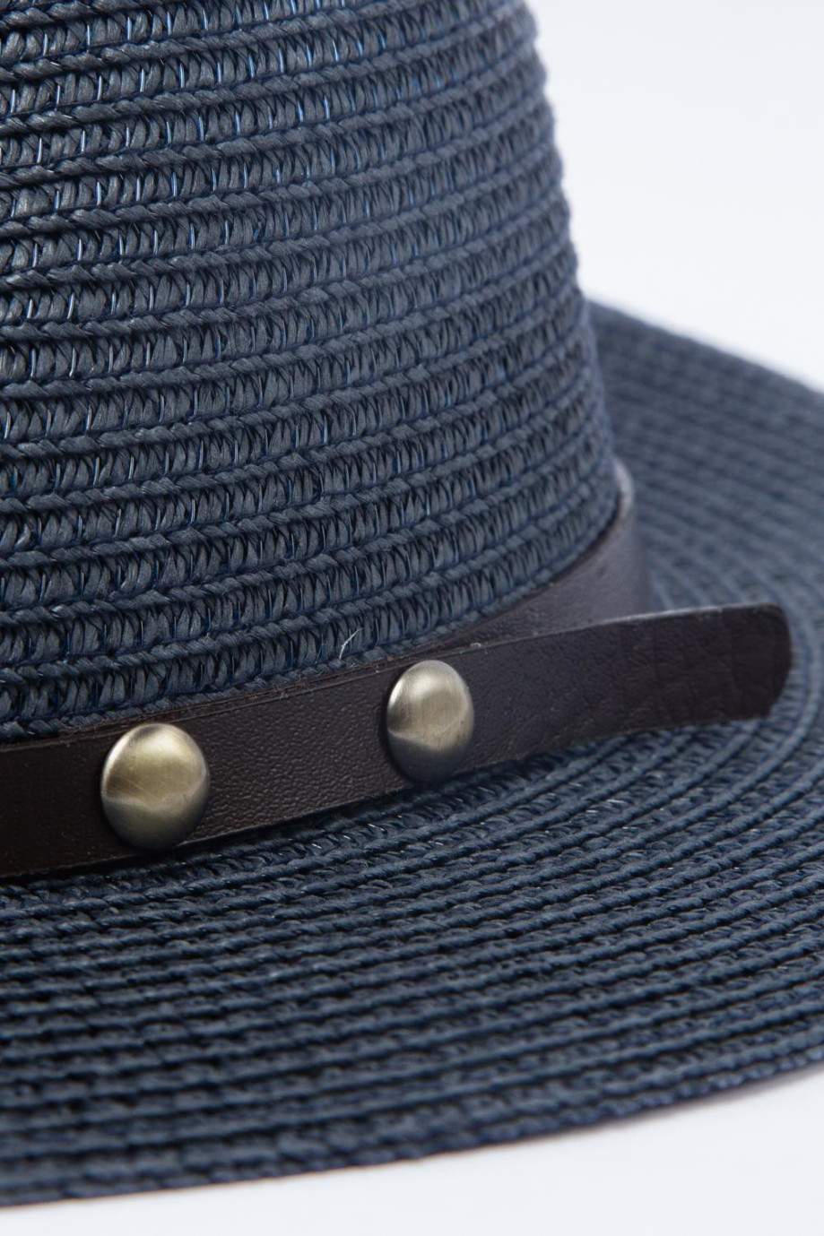 Sombrero de paja azul intenso con ala ancha y lazo decorativo negro