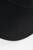 Gorra beisbolera color negro con bordado frontal.