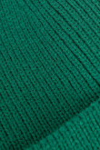Gorro verde oscuro tejido con bordado delantero y doblez ajustable