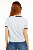 Camiseta manga corta azul clara estampada con detalles en contraste