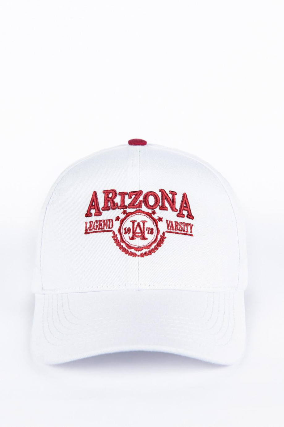 Cachucha blanca tipo beisbolera con bordado rojo de Arizona