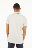 Camiseta polo gris clara con puños y cuello con detalles de rayas