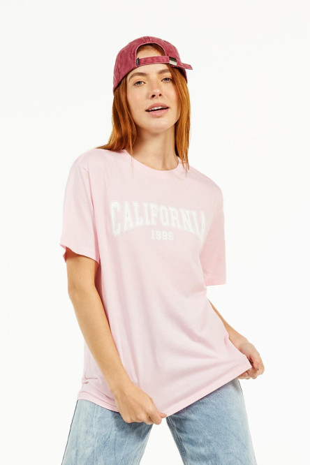 Camiseta rosada clara manga corta con estampado blanco de California