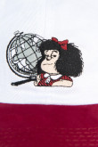 Gorra beisbolera roja oscura con corona blanca y bordado de Mafalda