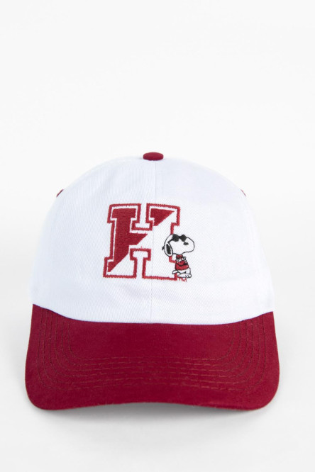 Gorra beisbolera blanca con contraste vinotinto y bordados frontal y posterior de Snoopy & Harvard.