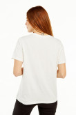 Camiseta cuello redondo crema clara con diseño college deportivo verde