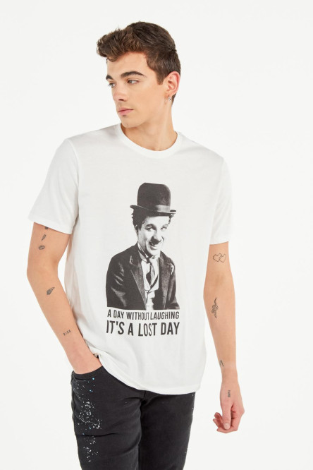 Camiseta crema con diseño de Charles Chaplin y manga corta
