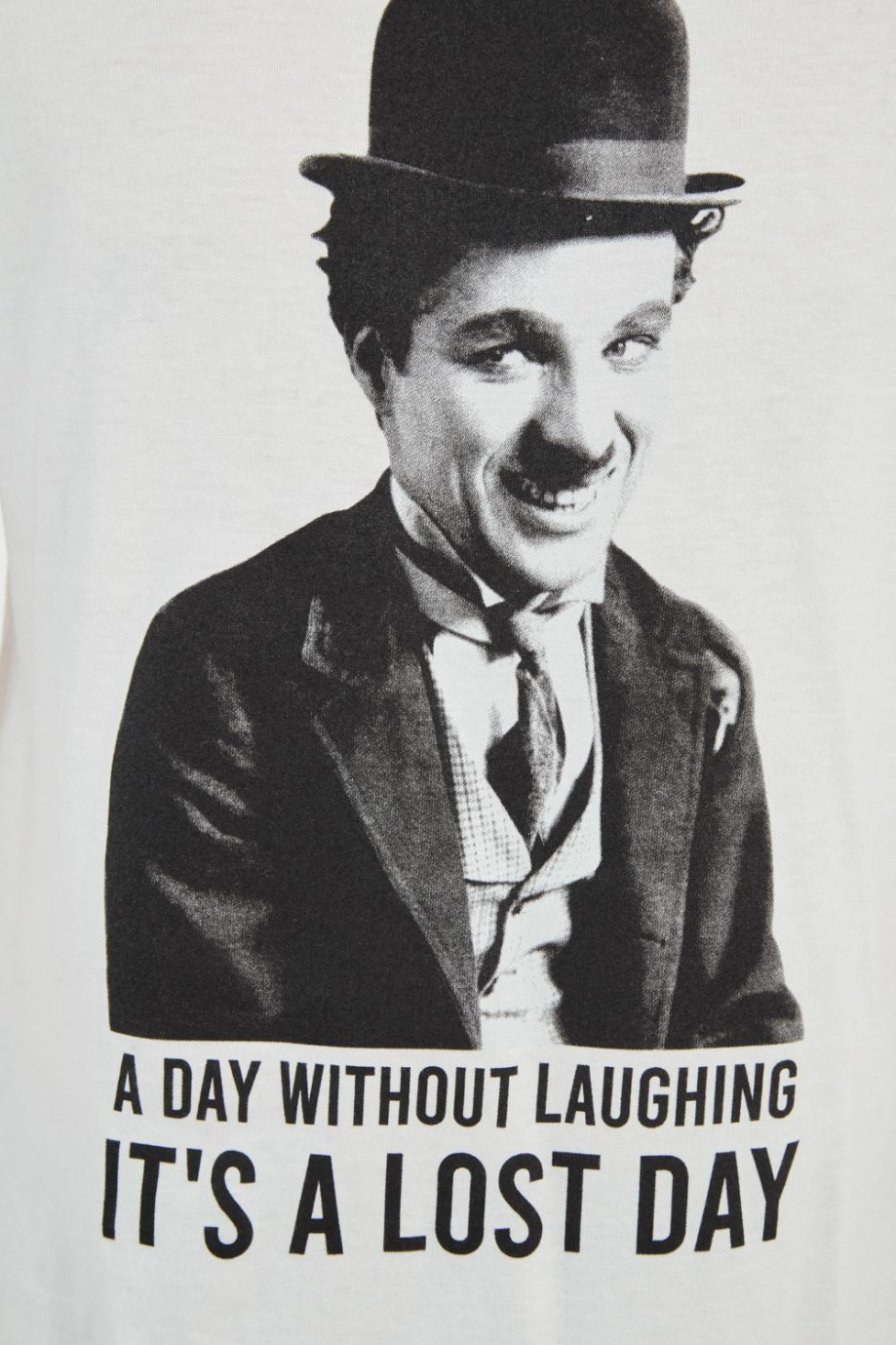 Camiseta crema clara con estampado de Charles Chaplin y manga corta