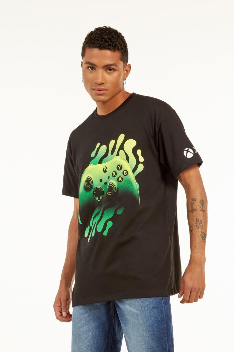 Camiseta negra con estampados localizados de Xbox y manga corta