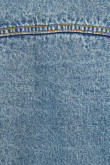 Chaqueta azul oscura en jean con botones metálicos