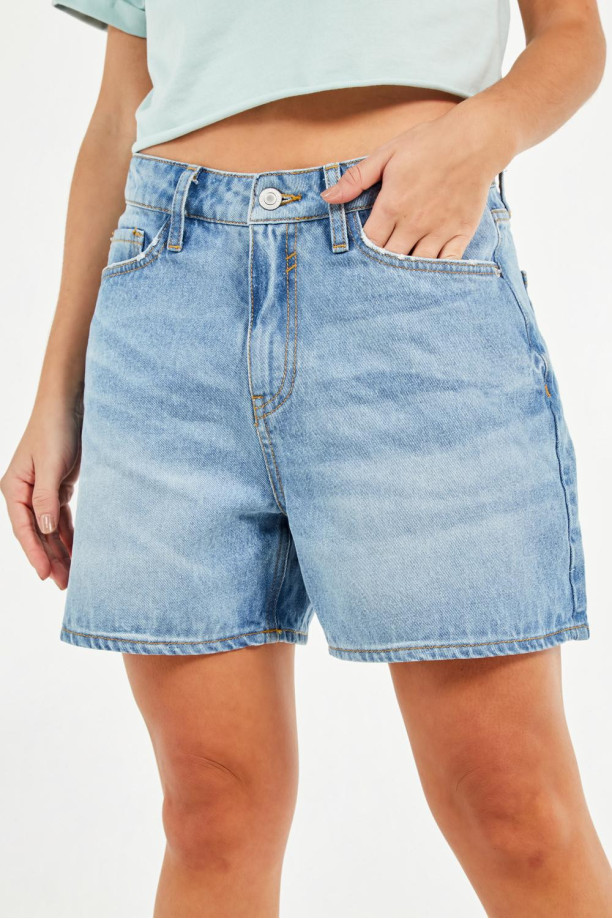 Short azul medio en jean alto con detalles desteñidos