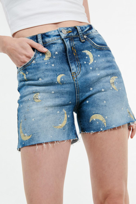 Short azul medio en jean con estampado de estrellas y lunas