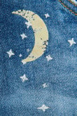 Short azul medio en jean con estampado de estrellas y lunas