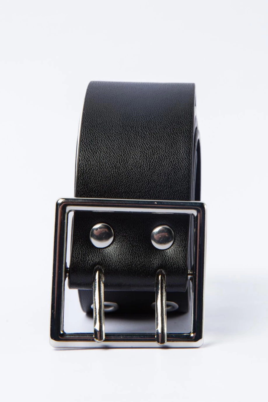 Cinturón ancho negro con metálicos y cuadrada