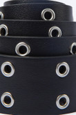 Cinturón ancho negro con ojaletes metálicos y hebilla cuadrada