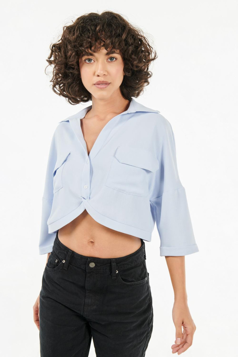 Blusa azul clara crop top con mangas 3/4 y doble bolsillo