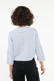 Blusa azul clara crop top con mangas 3/4 y doble bolsillo