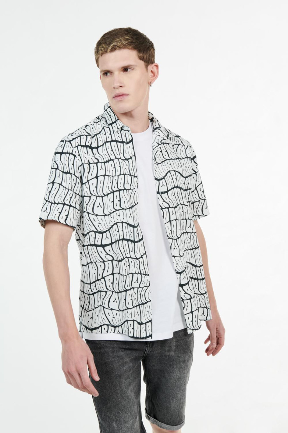 Camisa crema manga corta con diseños de letras estampadas