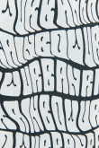 Camisa crema manga corta con diseños de letras estampadas